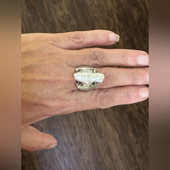 Free people Clasped Pearl Ring - Picture 7 of 16